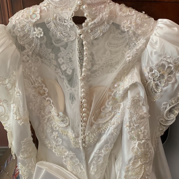 Gorgeous Victorian style wedding gown and hat/veil - Picture 10 of 12